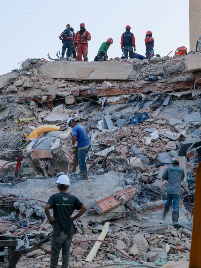 Operativo de rescate sigue en curso en urbanización Bosque Lindo