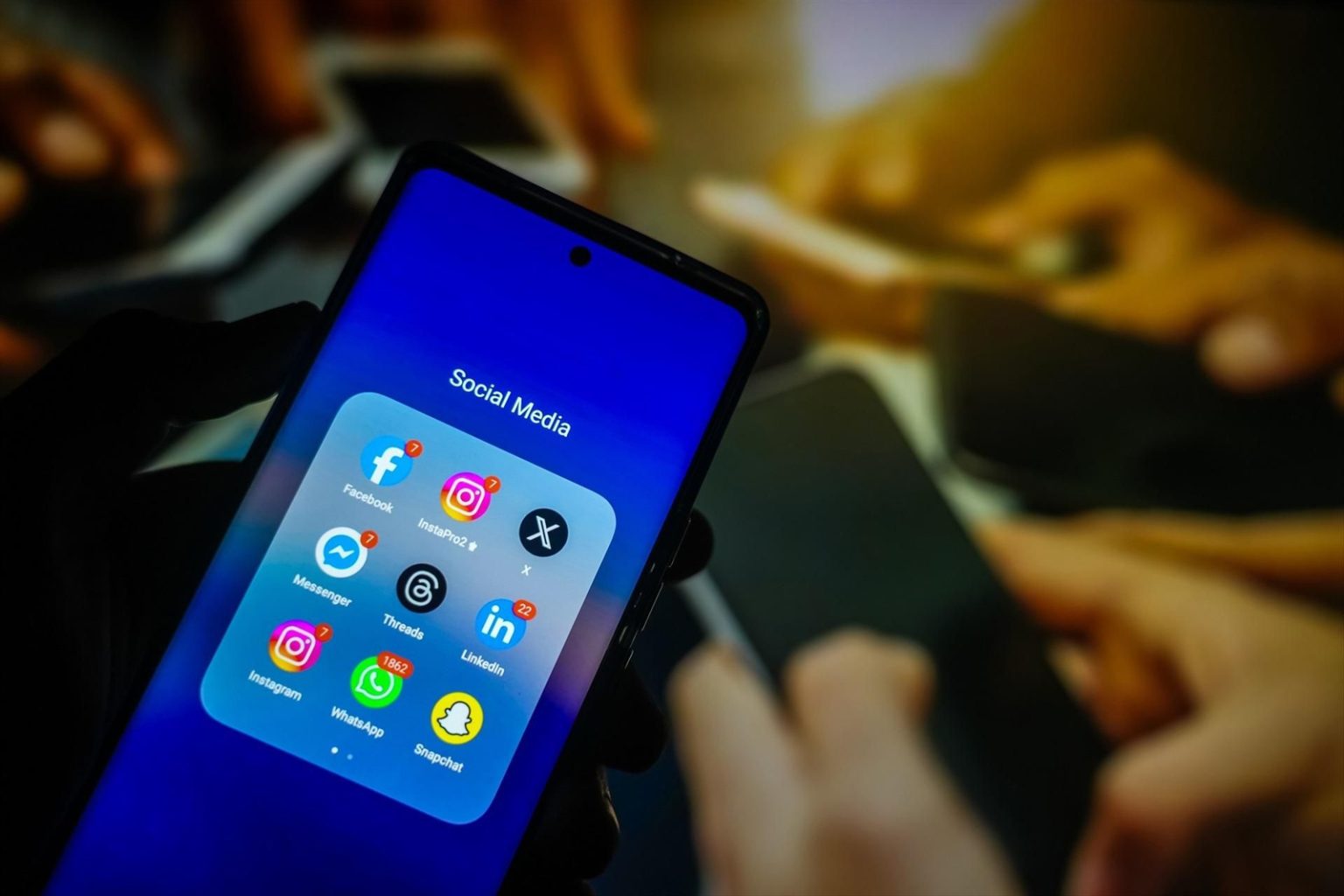 Reino Unido prohíbe el acceso a redes sociales para menores de 16 años