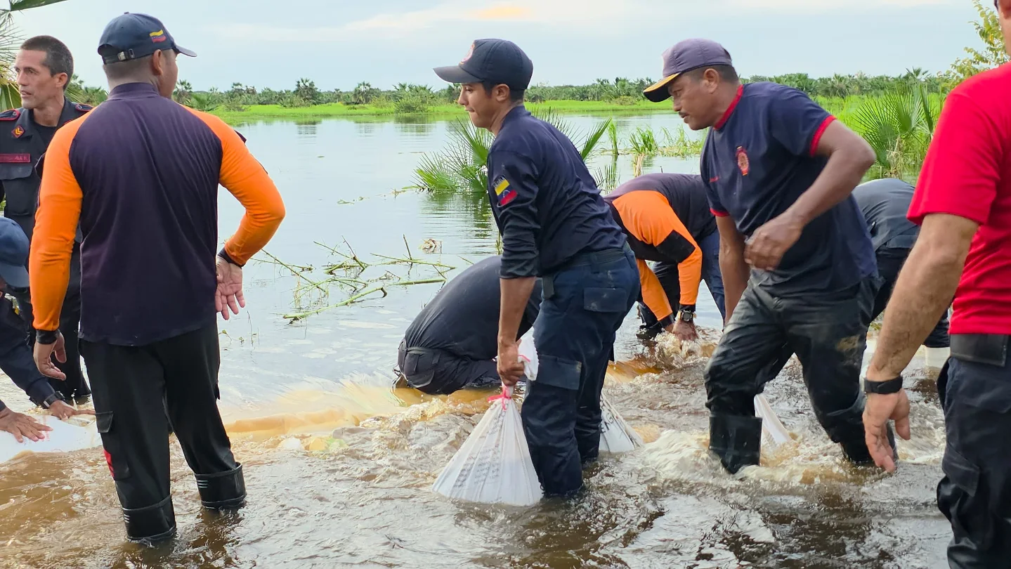 Autoridades atienden desbordamiento de río en Portuguesa