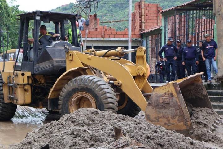 Ejecutivo Nacional solicita apoyo al sector privado con maquinaria pesada para acelerar rescates tras terremotos