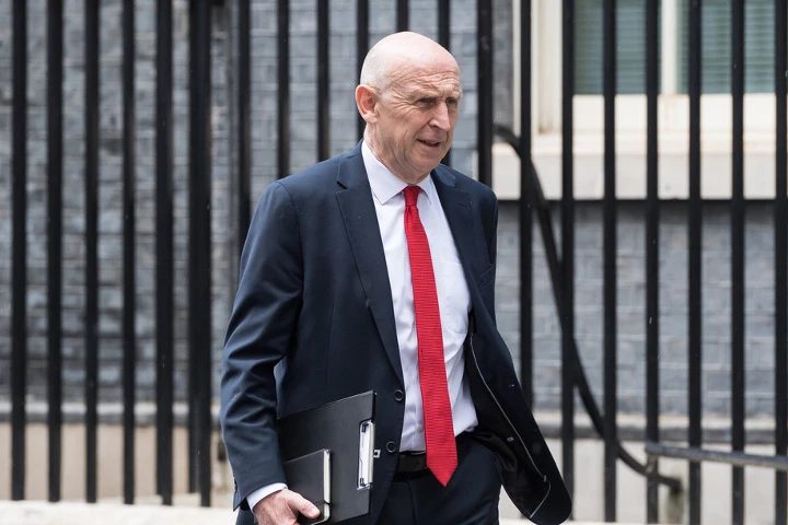Secretario de Defensa británico dimite por desacuerdo sobre el gasto militar