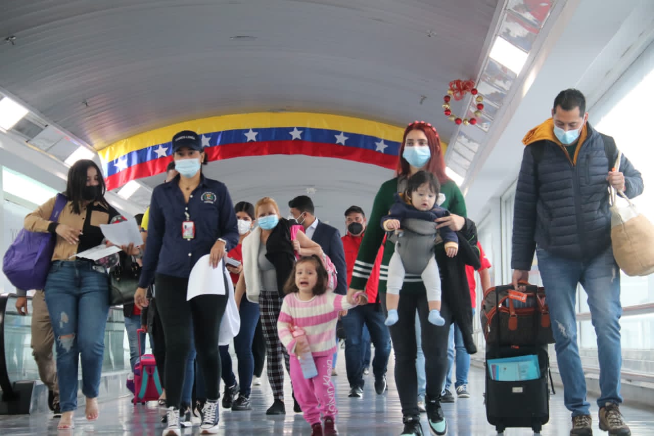 Llegan 158 migrantes desde México a través de Vuelta a la Patria