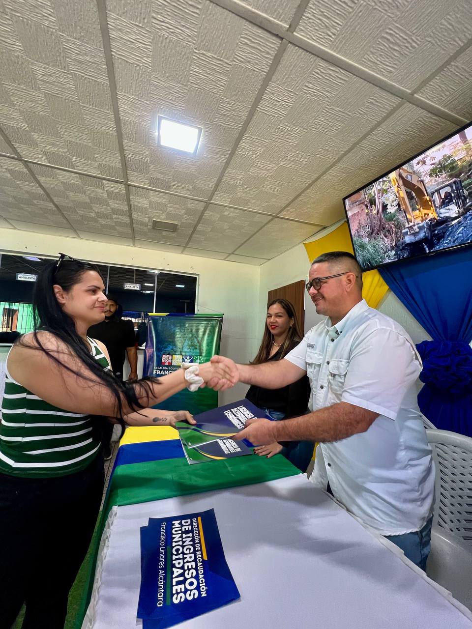 Entregan licencias de actividades económicas a comerciantes de Francisco Linares Alcántara
