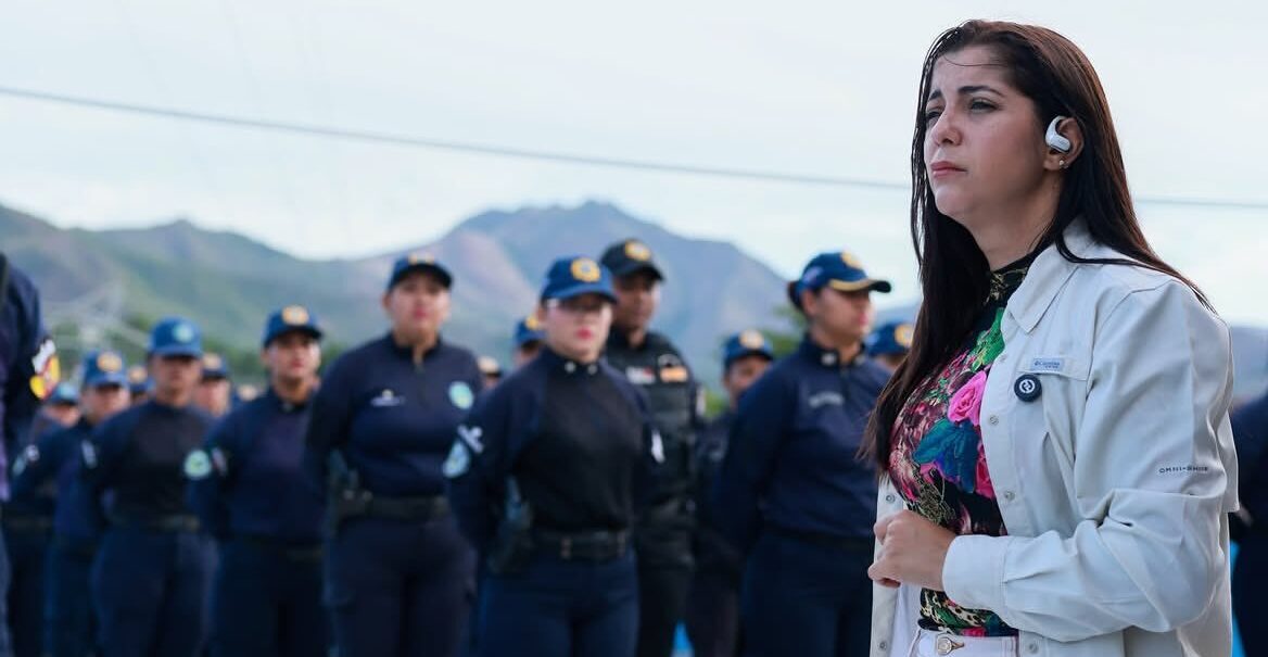 Gobernadora Joana Sánchez entregó dotación de uniformes a policías del municipio Zamora