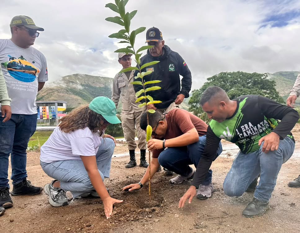 Compromiso ambiental florece en el Monumento de la Juventud
