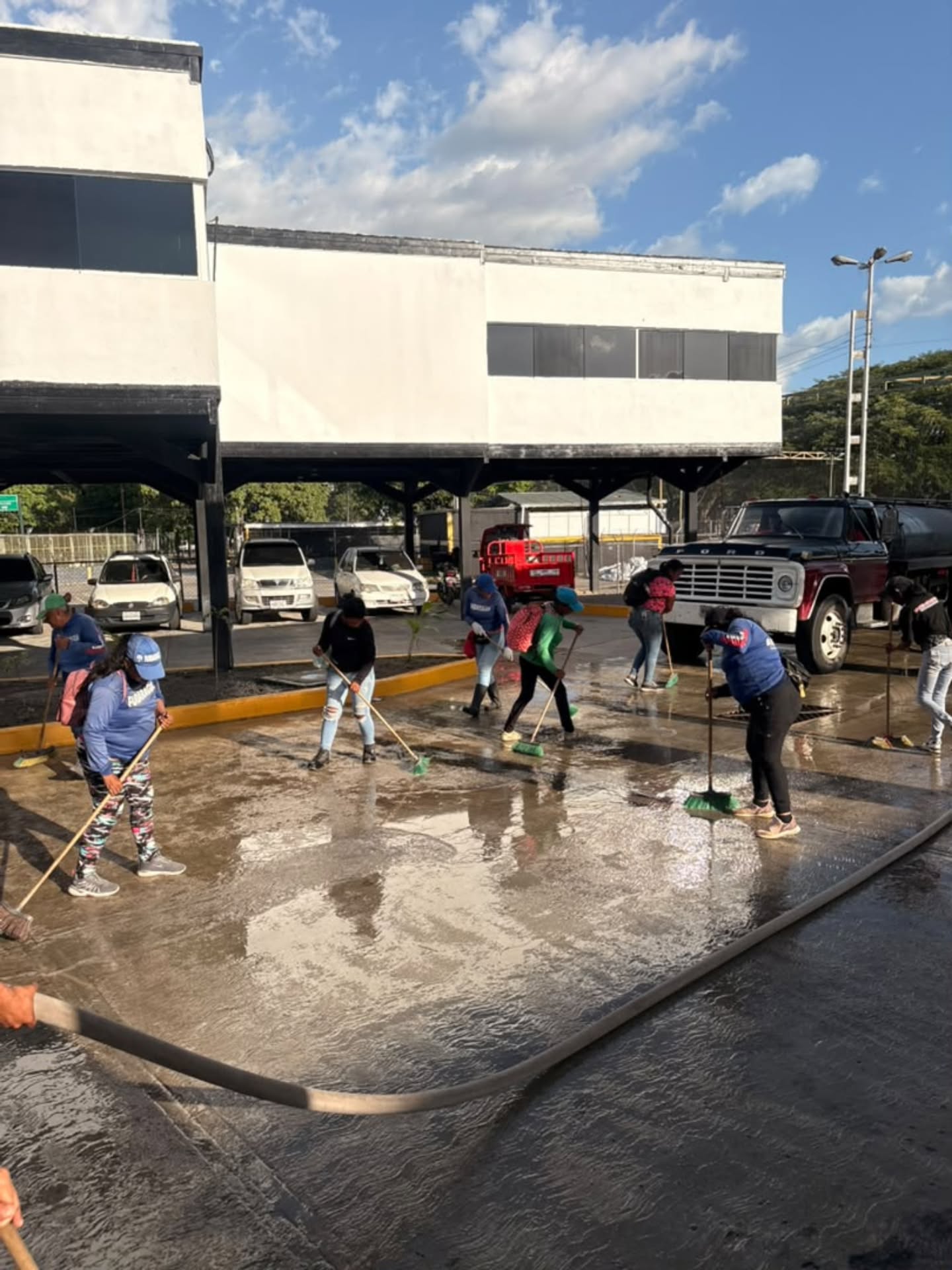 Ejecutan plan de recuperación y embellecimiento en la sede del Metrobús Aragua