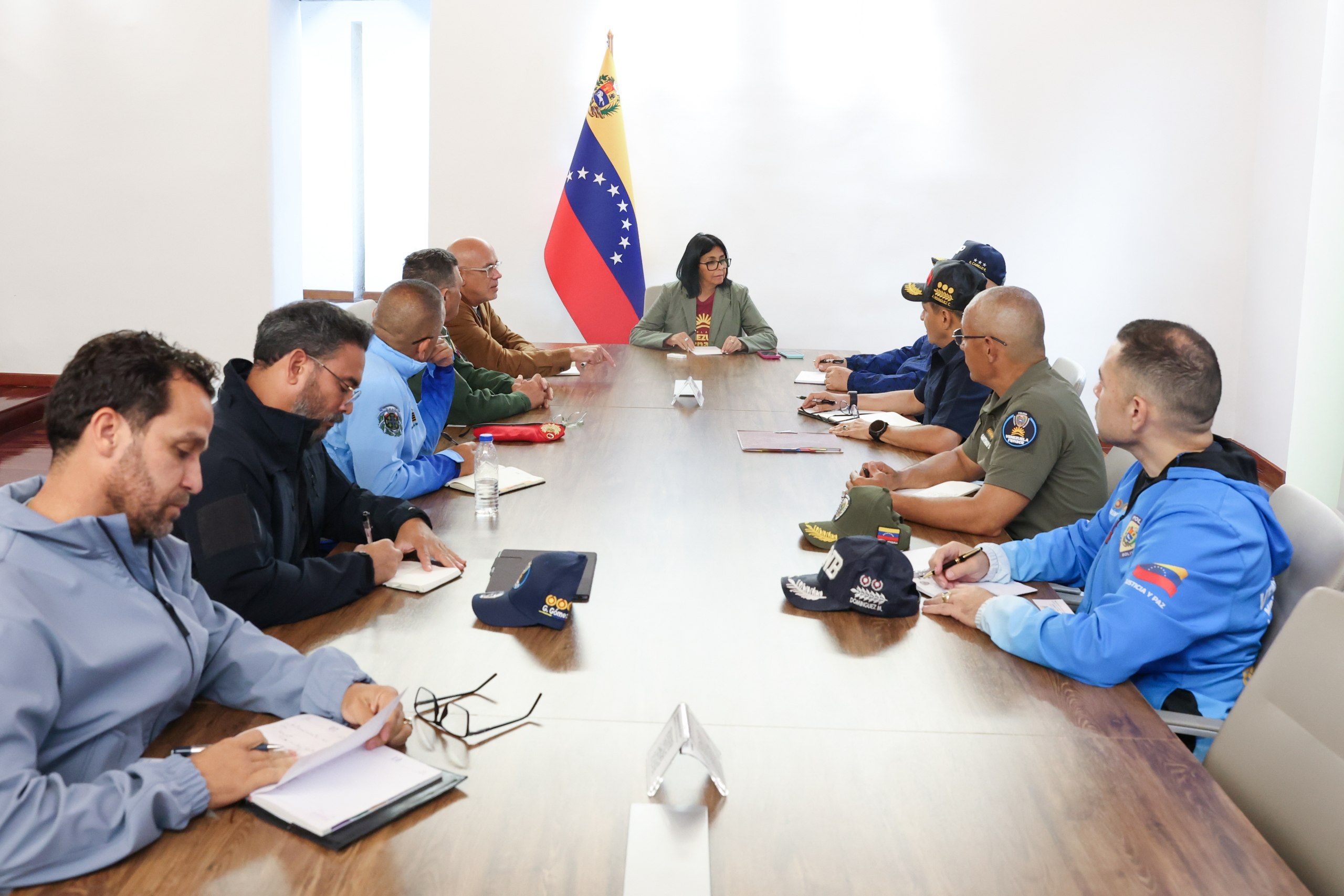 Presidenta (E) Delcy Rodríguez evalúa despliegue de organismos de seguridad para atender al pueblo