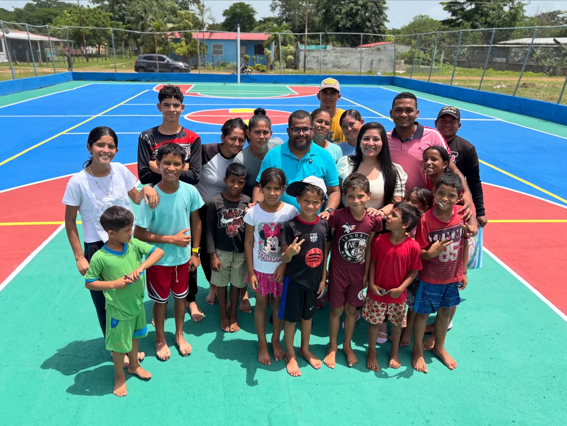Jóvenes de Urdaneta disfrutarán de nueva cancha deportiva