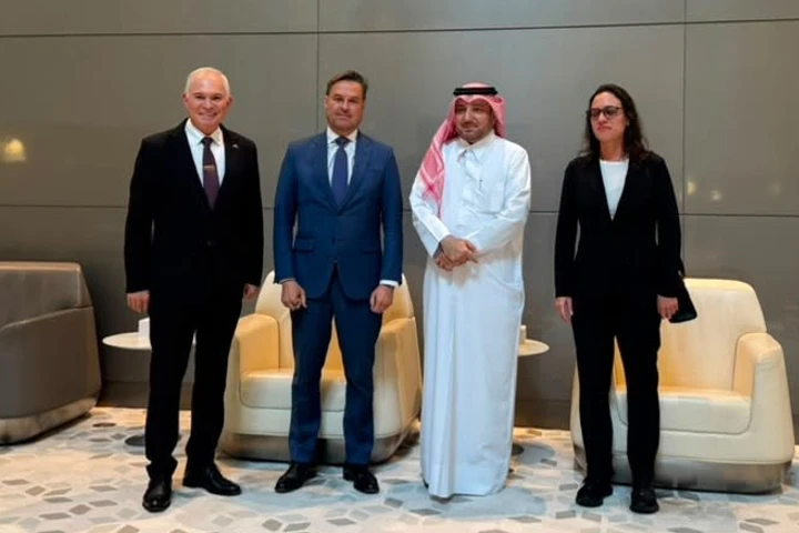 Canciller Plasencia viajó a Qatar para llevar condolencias por fallecimiento de Emir Padre
