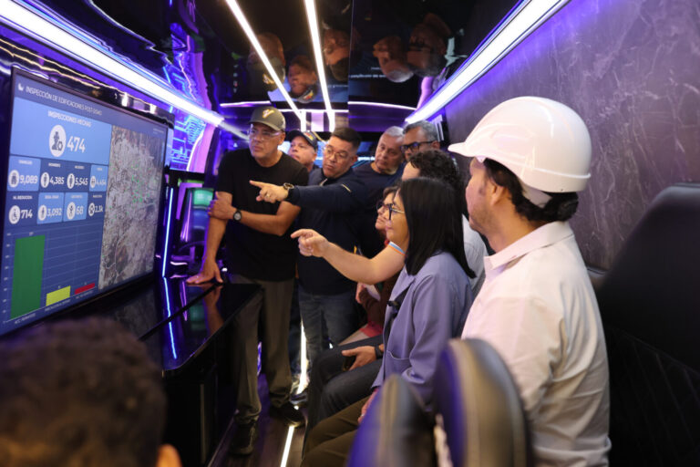 Presidenta encargada supervisa Centro de Control de la avenida Bolívar en Caracas
