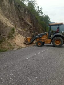 Se mantienen las labores de despeje de escombros en vía a Choroní
