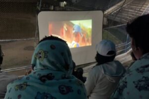 “Pantallas de Esperanza” lleva alegría al campamento transitorio César Rengifo