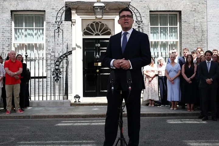 Andy Burnham asume como primer ministro del Reino Unido