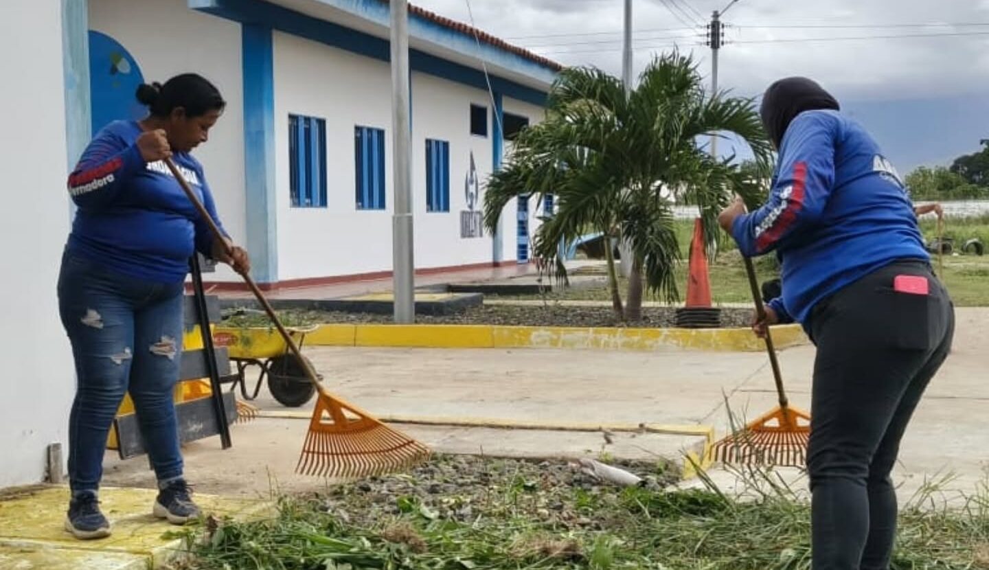 Realizan jornada de saneamiento en la sede de MinAguas Libertador