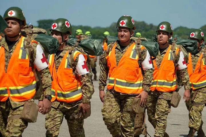 Rescatistas mexicanos excavan pisos bajos de la OPP 33 en Caraballeda