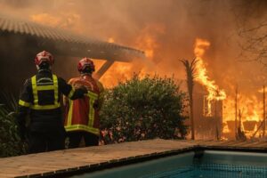 Francia evacúa a más de 220.000 personas por expansión de incendios en Gironda
