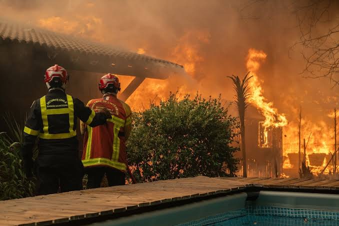 Francia evacúa a más de 220.000 personas por expansión de incendios en Gironda