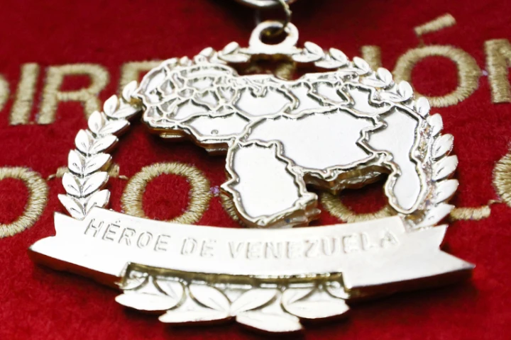Presidenta (E) otorga medallas «Héroe de Venezuela» a rescatistas de Suiza e Italia