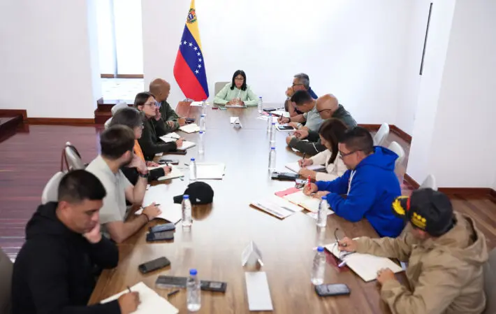 Gobierno y privados coordinan acciones para familias que perdieron viviendas en doble sismo