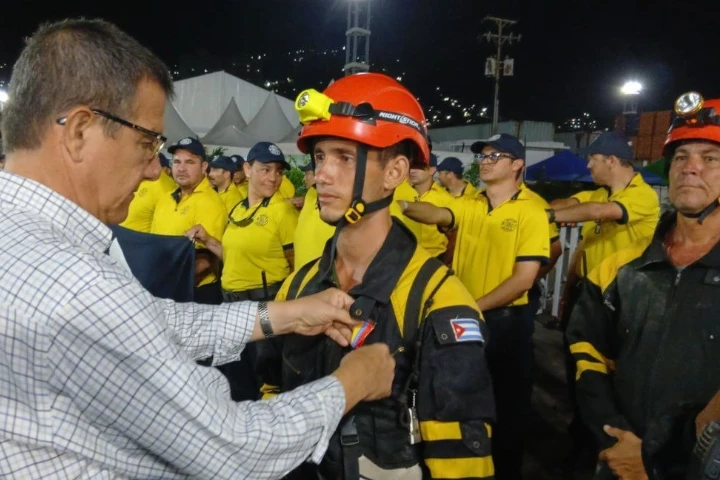 Venezuela condecora a héroes y heroínas rescatistas y sus canes de Cuba