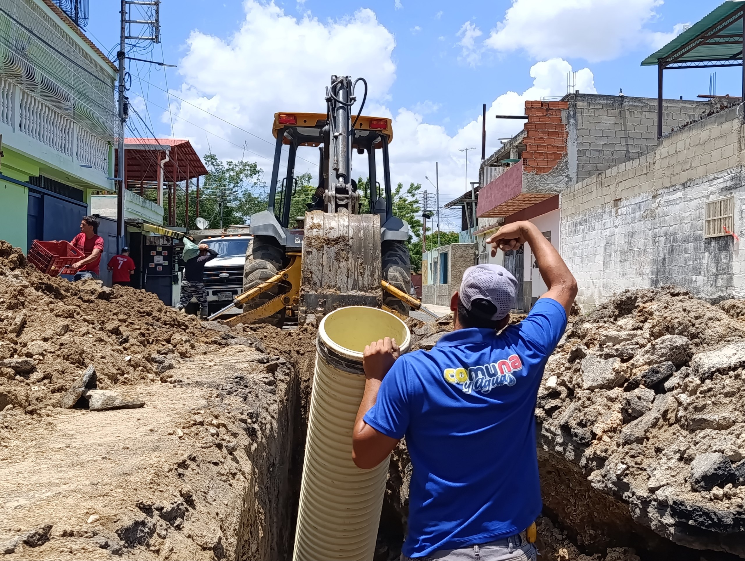 Gobierno Bolivariano atiende 200 familias con sustitución de colectores en Maracay