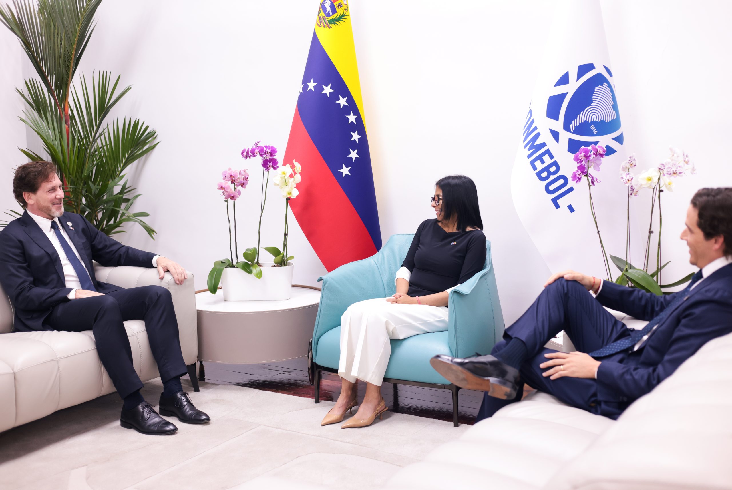 Presidenta Delcy Rodríguez sostuvo encuentro con máximas autoridades de la Conmebol y la FVF