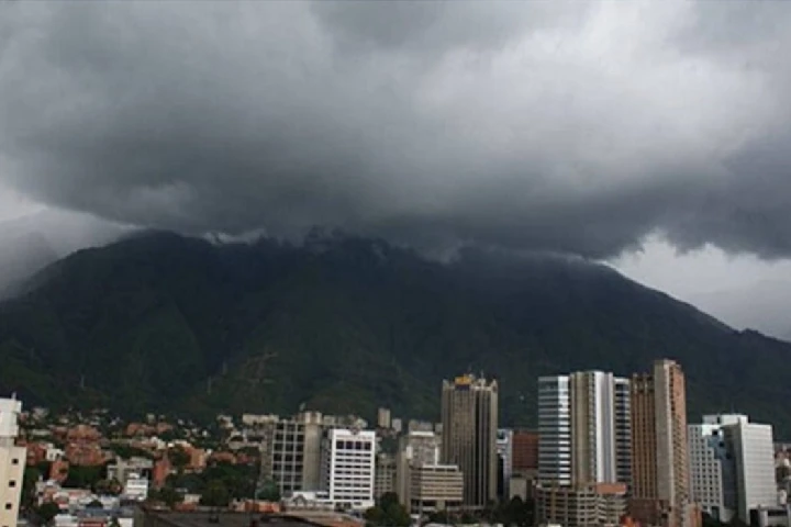 Prevén cielo con nubosidad moderada y lluvias dispersas para este domingo