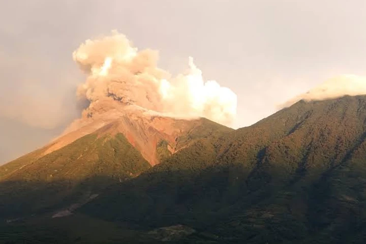 Guatemala comienza evacuaciones preventivas por erupción de volcán de fuego