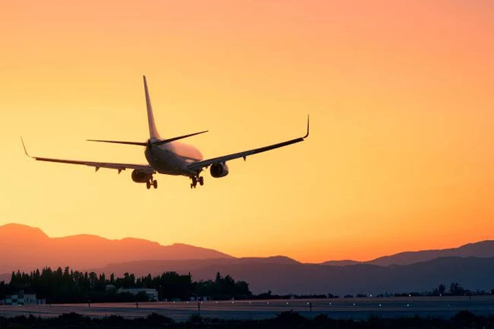Reactivan tres aeropuertos de Colombia tras afectaciones por sismo