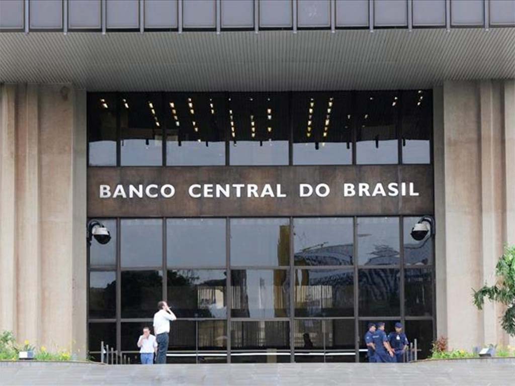 Banco Central de Brasil reduce tasa de referencia a 14%