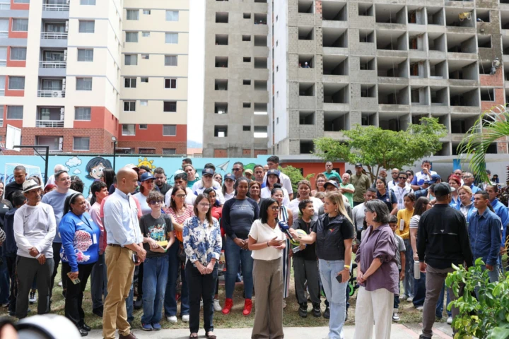 Presidenta Delcy Rodríguez entrega nuevas viviendas a familias afectadas por los sismos