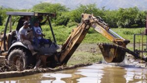 Canales y estructuras hidráulicas de Lamas reciben limpieza preventiva