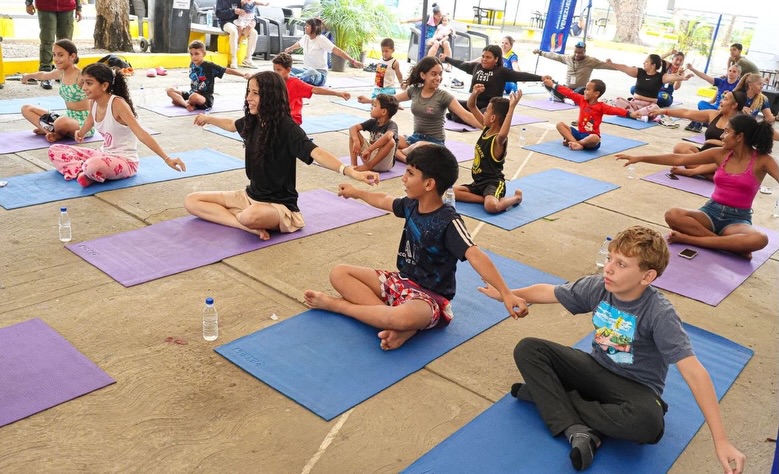 Brindan atención psicosocial con sesiones de yoga a familias refugiadas