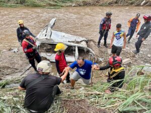 Despliegan rescate en La Gavilana tras crecida de la quebrada Apa