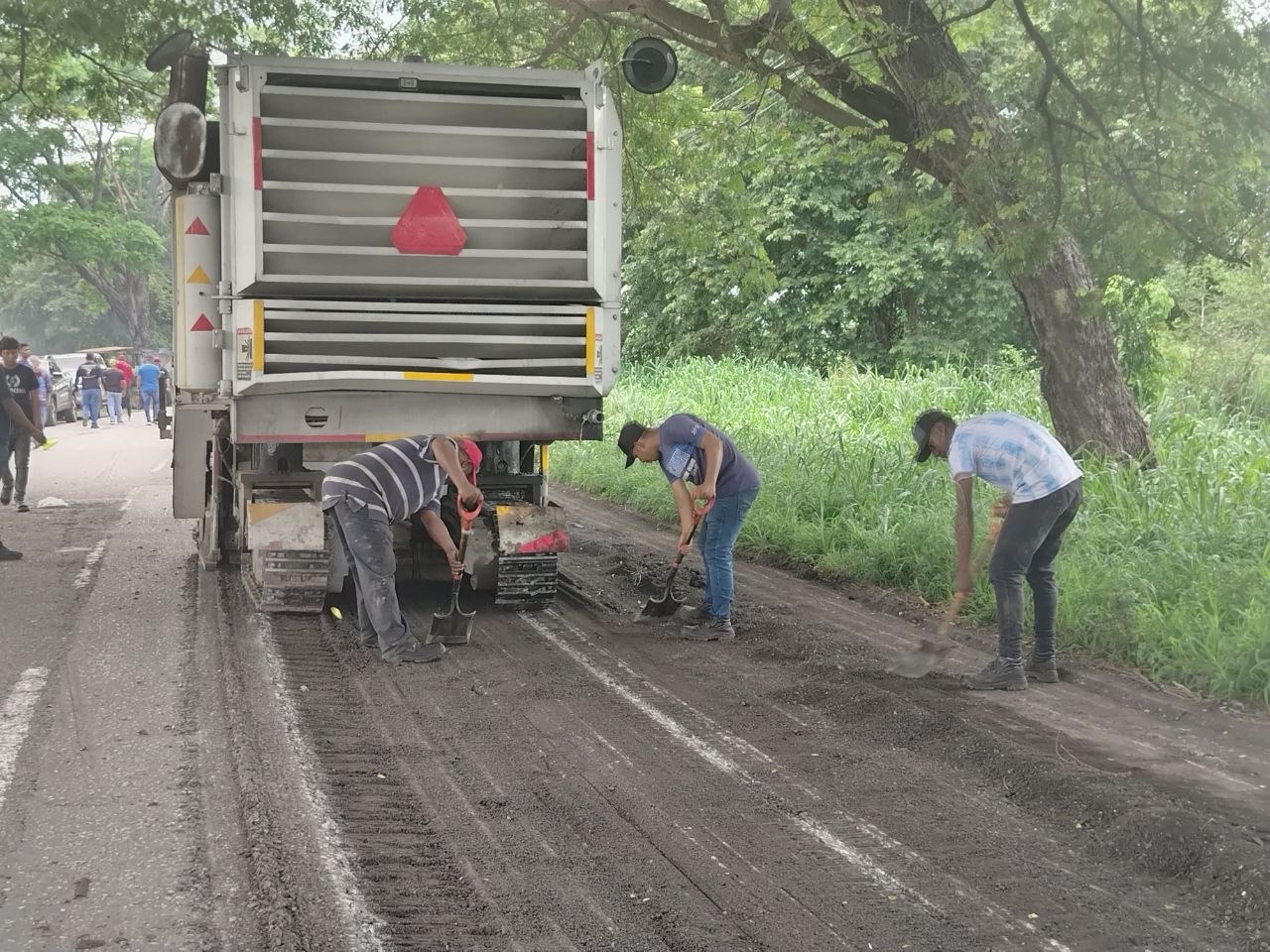Continúan a paso firme trabajos de escarificación y asfaltado en la carretera Cagua – La Villa