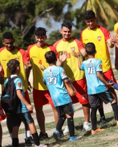 Celebrada con éxito clínica deportiva de fútbol campo en el municipio Sucre