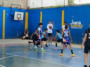 Muchachada del Libertador disfrutó Clínica Deportiva de Baloncesto