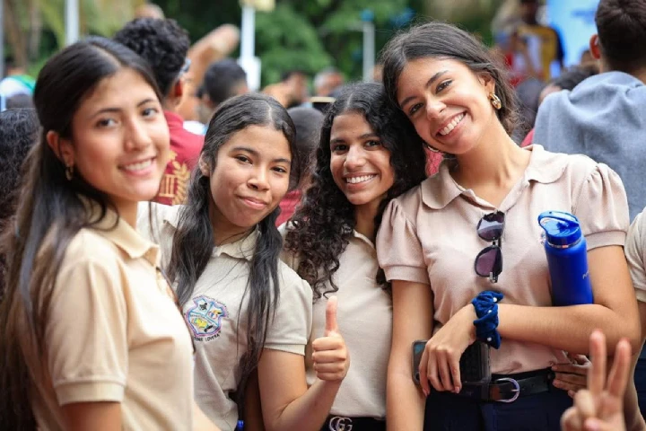 Bachilleres con mejor promedio tendrán becas y cupos universitarios