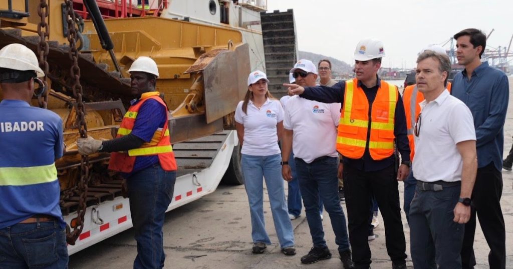 EEUU entregó maquinaria pesada para la remoción de escombros en La Guaira