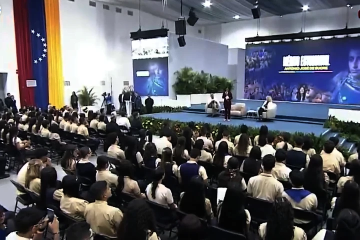 Presidenta Rodríguez reconoce mérito estudiantil a más de 400 bachilleres con mejores promedios