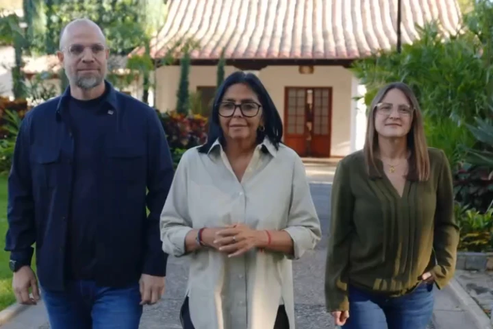 Jefa de Estado anuncia simplificación de trámites tributarios