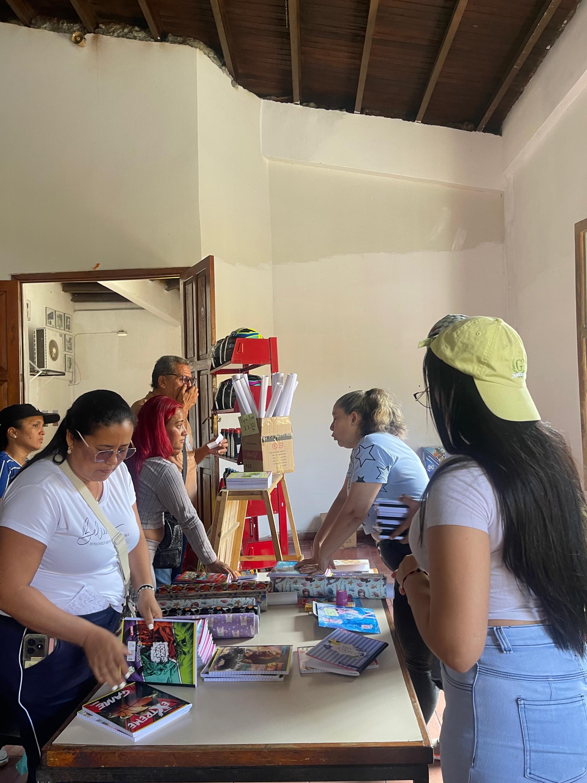 Feria escolar ofreció artículos asequibles en San Casimiro