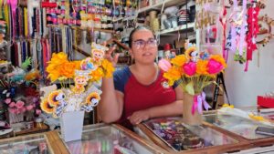 Comerciantes de San Mateo mantienen vigente tradición de regalar flores amarillas