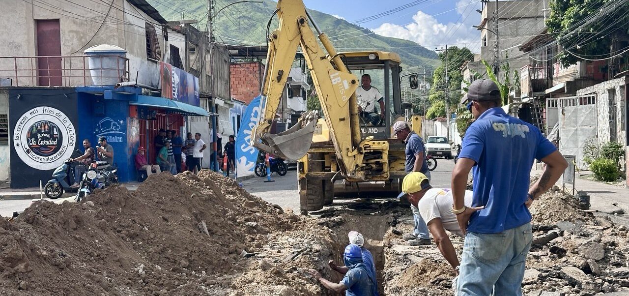 18 metros del colector de aguas servidas fueron sustituidos en La Mora