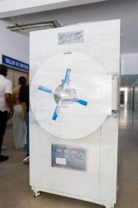 Entrega de esterilizador a vapor fortalecerá capacidad quirúrgica del HCM