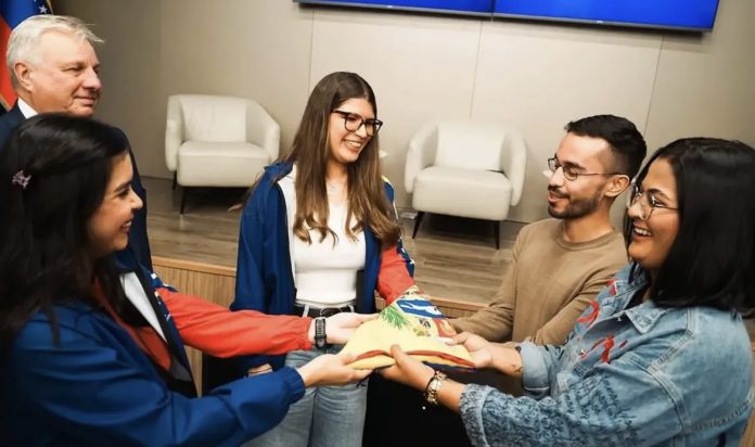 Abanderan delegación venezolana que irá al Festival Mundial de la Juventud en Rusia