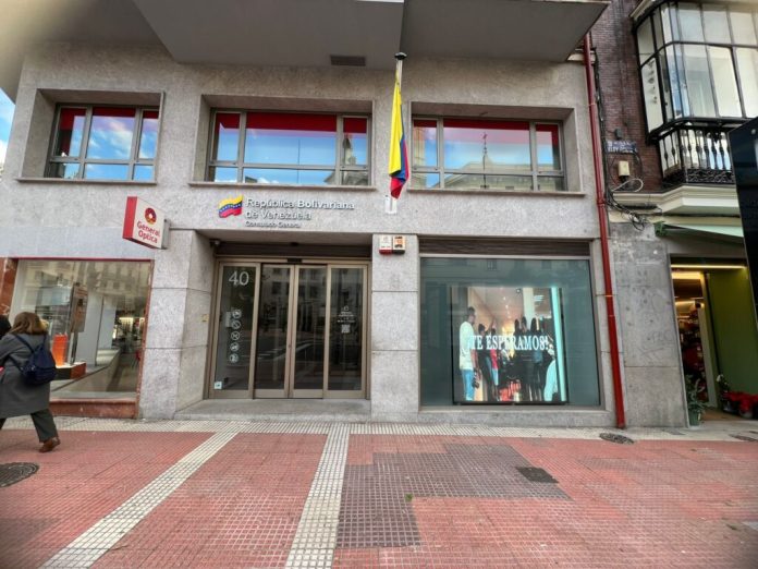Embajada de Venezuela evalúa convenios de becas para educación superior en España