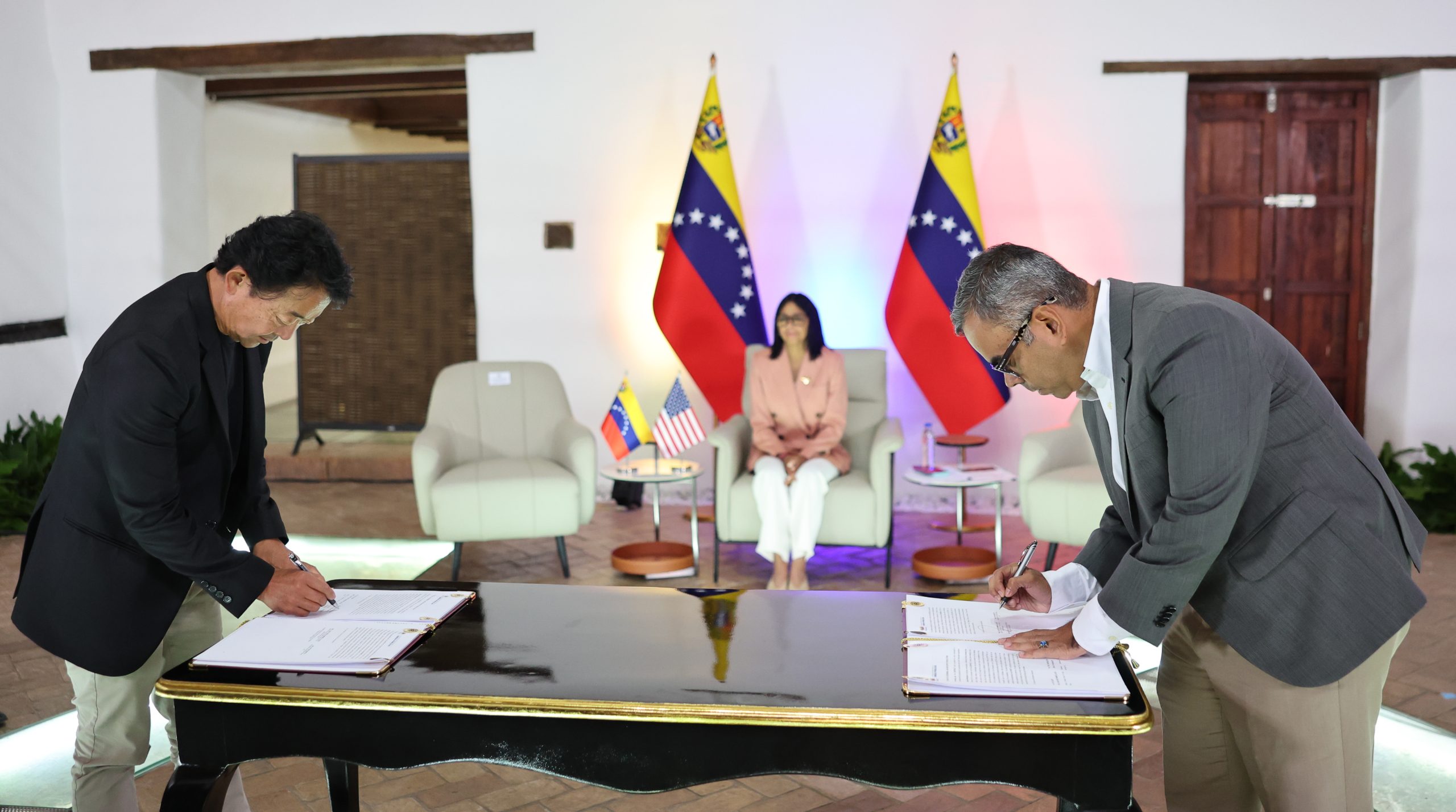 Presidenta Delcy Rodríguez suscribe acuerdos con Miyamoto International