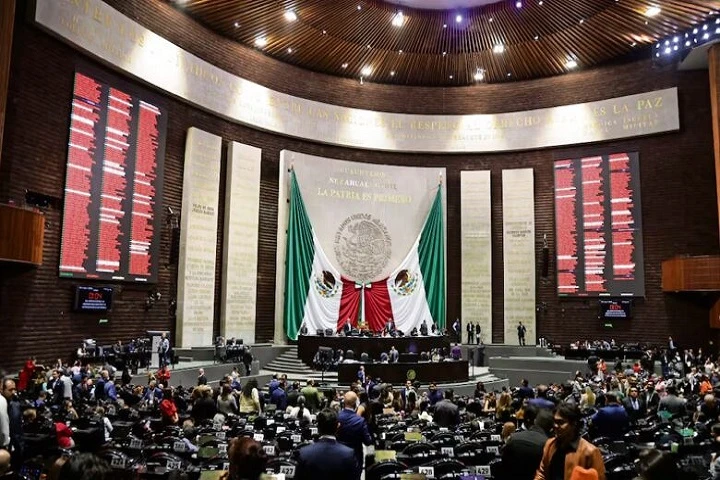 México prohíbe doble nacionalidad a futuros gobernantes