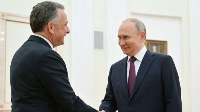 Putin recibe en el Kremlin a enviados de Washington para buscar salidas al conflicto ucraniano